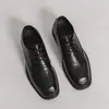 Sapatos de couro masculinos com cadarço para negócios transfronteiriços, novos sapatos casuais masculinos estilo britânico para quatro estações, sapatos masculinos texturizados de grande tamanho para comércio exterior
