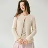 Cárdigan de punto de cachemira de alta gama y seda de morera, con delicados detalles de calado, cuello redondo y un estilo suave y femenino, perfecto para otoño e invierno.