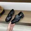 Zapatos pequeños de cuero estilo británico tacón grueso negros para mujer 2026 otoño nuevos mocasines plisados versátiles sin cordones zapatos de vestir