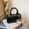 A bolsa-travesseiro de mão popular deste ano é a nova bolsa transversal versátil retrô de verão de 2026 com um design cilíndrico de alta qualidade e elegante.