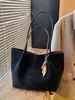 Bolso de hombro mate estilo europeo y americano para el día a día, gran capacidad, gamuza, moderno, nuevo modelo de invierno, simple con colgante, elegante bolso tote para mujer