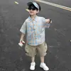 Conjunto de Camisa de Manga Corta de Verano para Niños 2026 Nuevo Estilo Conjunto de Verano para Niño Pequeño Camisa a Cuadros Chaleco Pantalones Cortos Conjunto de Tres Piezas