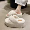 Chinelos peludos casuais e versáteis estilo coreano para mulheres, adequados para uso externo, nova coleção outono/inverno 2026, com solado grosso, design de tira cruzada, quentes e confortáveis, estilo slip-on