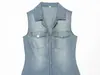 Mini vestido jeans azul lavado sem mangas com gola, zíper frontal completo, silhueta evasê acinturada, vestido jeans hot girl, em estoque para pedidos em atacado