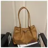 Bolsa Tote de Ombro Grande Capacidade Fosca Nova Outono Inverno Retro Transfronteiriça para Mulheres, Bolsa de Braço Moda Retro para o Dia a Dia