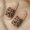 Chinelos de Pelo Estampa de Leopardo para Uso Externo, Nova Moda Outono e Inverno, Chinelos de Pelúcia Quentes com Solado Grosso de Algodão para Mulheres