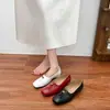 Zapatos slip-on cómodos de cuero suave, de punta cuadrada retro, con hebilla metálica y diseño plisado, zapatos elegantes y versátiles de tacón bajo para ir al trabajo