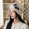 Gorro de punto para mujer para otoño e invierno, nuevo gorro tipo beanie con protección para las orejas, cálido y versátil, hace que la cara se vea más pequeña, moderno gorro para ir al trabajo con lazo de mariposa en la parte trasera