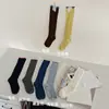 Meias compridas plissadas em acordeão estilo retrô coreano com acabamento em cor contrastante e listras verticais, meias de cano médio macias e amigáveis à pele
