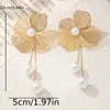 Pendientes de flor de ginkgo tridimensionales versátiles de moda transfronteriza europea y americana, tachuelas de pétalos de hilo de oro geométricas exageradas únicas