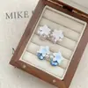 Pendientes de Botón de Flor y Perla Nuevos de Verano 2026 Pendientes de Cristal Azul para Mujer, Diseño Único y Hermoso