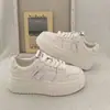 Zapatos Blancos de Suela Gruesa de Venta Caliente para Mujer Primavera y Otoño Estilo Hong Kong que Aumentan la Altura Nuevos 2026 Versátiles Casuales Deportivos Zapatos de Tabla de Nicho