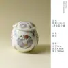 En las montañas, pinos y mariposas danzan entre las flores.. Bote de té de cerámica rosa, frasco sellado creativo hecho a mano, mini frasco de almacenamiento de alta estética