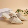 Chinelos Femininos para Uso Externo 2026 Verão Novo Casuais Meio-Chinelos Bico Fechado Corte em V Salto Grosso Bico Fino Mules Tamanho Grande Comércio Exterior