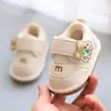 Zapatos Nuevos para Caminar de Bebé Primavera y Otoño 0-1-2 Años Suela Suave Unisex Zapatos Chirriantes para Niños Pequeños Zapatos para Caminar de Dibujos Animados Venta al por Mayor