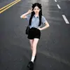 Conjunto de Tres Piezas para Niñas 2026 Nueva Moda Verano Versátil Camisa de Mezclilla Elegantes Shorts de Punto Tendencia Fresco Nuevas Llegadas