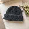 Venta al por mayor de fábrica de gorros de punto listos para enviar, sencillos, suaves y acogedores para hombres y mujeres, con una mezcla de lana para mayor calidez y protección para los oídos en invierno