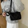 Bolsa Feminina Grande Capacidade com Bordado Acolchoado 2026 Tendência Nova Moda Bolsa de Ombro Transversal Bolsa Almofada de Celebridade da Internet