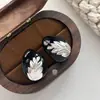 Novos Brincos Dourados Retrô 2026 para Mulheres, Estilo Popular de Hong Kong, Brincos de Alto Padrão e Elegantes, Brincos de Metal com Design de Nicho
