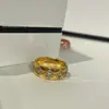 Anel Coco Novo Padrão Diamante Cheio de Diamantes V Banhado a Ouro Ouro 18K Anel de Casal Empilhado Hálito de Bebê