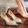 Novos Sapatos de Casamento Florais 2026 para Mulheres, Salto Alto Versátil para Vestidos de Casamento, Salto Baixo de 4cm, Sapatos de Noiva Confortáveis de Salto Fino