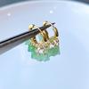 Aretes de Jade Color Verde Manzana Natural con Accesorios de Inyección de Oro de 14K Bolsas para Orejas Aretes Pequeños Frescos Suministro en Vivo