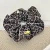 Nuevo Scrunchie de Ante con Estampado de Leopardo Retro para Otoño e Invierno con un Toque de Lujo, Goma para el Cabello con Etiqueta Dorada para Cola de Caballo, Accesorio para el Cabello para Mujer