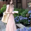 Doce Vestido Rosa Estilo Francês com Mangas Pequenas Volumosas para Mulheres, Novo Modelo Verão 2026, Elegante Vestido Longo Acinturado para Mulheres Baixas