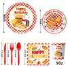 Set de fiesta de cumpleaños temático de hamburguesas al estilo americano y pollo frito con platos de papel desechables, vasos, mantel, banderines y globos para decoración