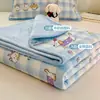 Un lado está hecho de algodón puro y el otro lado está hecho de terciopelo de leche.. Este es un juego de ropa de cama de tres piezas para estudiantes, que incluye un edredón de algodón con forro polar, una alfombrilla de tatami y un colchón suave.