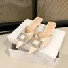 F45-B12 Mules Pontiagudas de Salto Alto Quadradas com Fivela de Strass Deslumbrantes e Elegantes para Mulheres, Sandálias Fechadas para Uso Externo de Verão 2026