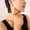 Pendientes pequeños de estilo fragante, lujo ligero, versátiles, estilo Ins, rojos y azules, pendientes, joyería, pendientes de acero de titanio transfronterizos, no se decoloran, joyería al por mayor
