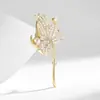 Estilo Coreano Moda Simple Broche Hoja de Arce Incrustado de Diamantes Perla de Agua Dulce Dorado Elegante Elegante Elegante Alfiler de Camisa Ramillete