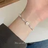 Estilo francés lujo ligero simple Pulsera de imitación de perla Tulipán costura versátil nuevo diseño de alta calidad exquisita pulsera para mujer