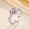 Anel de Cobre Sonhador Ultra-Brilhante Exquisito com Micro-Incrustações de Diamante para Mulheres, Estilo Francês de Luxo Leve com um Toque de Alto Padrão, Anel Aberto Super de Conto de Fadas e Lindo