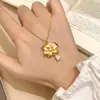 Colar Flor Dourada Diamante Cintilante Flor de Lírio Escovada Modelo Novo 2026 Luxo Leve Design de Nicho Exquisito Corrente para Clavícula Personalização
