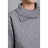 Moda de otoño e invierno para hombre: Suéter de punto con cuello único, asimétrico y de doble capa, un look elegante y relajado para hombres jóvenes