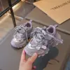 Tênis Esportivo Confortável Infantil 2026 Outono Novo Estilo Unissex Crianças Solado Macio Versátil Casual Sapatos de Pai Tênis de Corrida com Plus Velvet