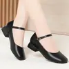Sapatos femininos minimalistas, versáteis e estilosos de bico quadrado e tira única, com cabedal macio de couro confortável, sola macia e salto grosso, perfeitos para o trajeto diário.
