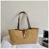Bolsa tote de lona de grande capacidade para mulheres, novo modelo 2026, de alta qualidade, luxo leve, nicho, versátil para o dia a dia, de ombro e de mão