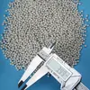Las bolas cerámicas de alúmina inerte son resistentes a altas temperaturas y a los ácidos y álcalis, se utilizan como relleno de soporte de catalizador en reactores y como relleno de empaque suelto en torres químicas.
