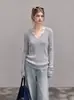 Este principio de otoño, una camiseta de manga larga con cuello en V es imprescindible. Es una prenda elegante y favorecedora para mujer, un nuevo diseño 2026 que estiliza y tiene una estética inspirada en Corea.