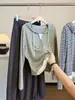 Camiseta de manga larga a rayas con capucha de dos piezas falsas para mujer, nueva moda de otoño casual, sudadera con capucha adelgazante que reduce la edad