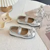 Sapatos Femininos Planos Baixos Estilo Retrô Francês para Crianças e Adultos Verão 2024 Novo Estilo Ballet com Saia Sapatos Mary Jane de Couro