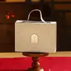 2026 Nova Caixa de Presente Festiva Estilo Chinês com Tampa Flip Caixa de Doces para Casamento Lembrancinha de Noivado Caixa de Doces para Banquete Lua Cheia Tendência Nacional