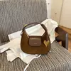 Bolso de mano único de gamuza con forma de media luna, un bolso cruzado ligero y versátil para mujer, un bolso pequeño con forma de dumpling, nuevo estilo 2026