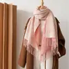 Bufanda de Camelia Estilo Pequeño Aroma Otoño Invierno 2026 para Mujer Cálida Tacto de Alta Gama Cortavientos Ropa Exterior Chal de Jacquard de Doble Cara