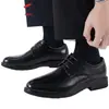 Nuevo modelo de zapatos de cuero para hombre con suelas suaves, zapatos de cuero negro para hombre, zapatos de vestir casuales, zapatos que aumentan la altura para padrinos de boda, zapatos de vestir