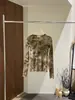 [Kaipu] Trece Filas Estampado Degradado Arte de Tinta Inspirado en Otoño Camiseta de Manga Larga con Cuello Redondo en Capas para Mujer TB8204