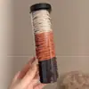 El cabello de la niña está recogido con gomas elásticas que no dañan el cabello, las gomas para el cabello de las niñas no restringen y no dejan marcas, accesorios para el cabello duraderos para niños